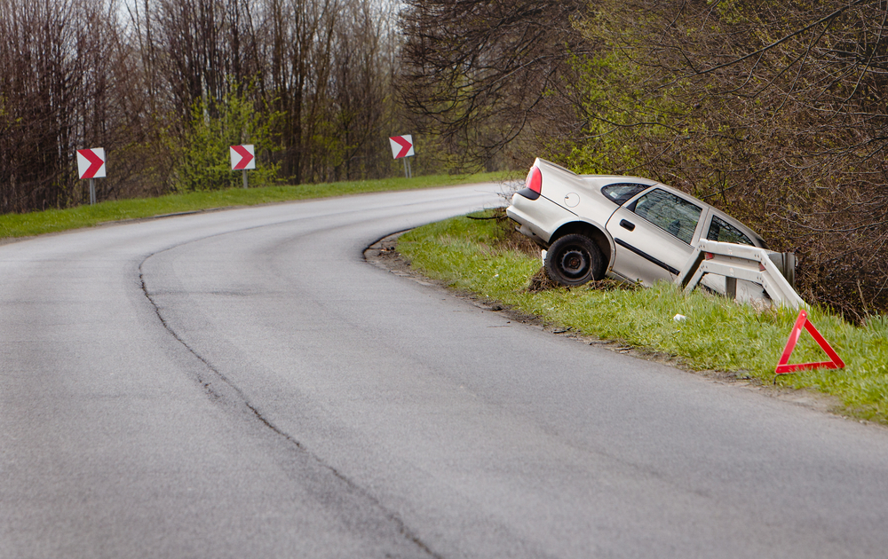 Resaca — Police Officer Injured After Car Crashes into Ditch on Georgia State Highway 136